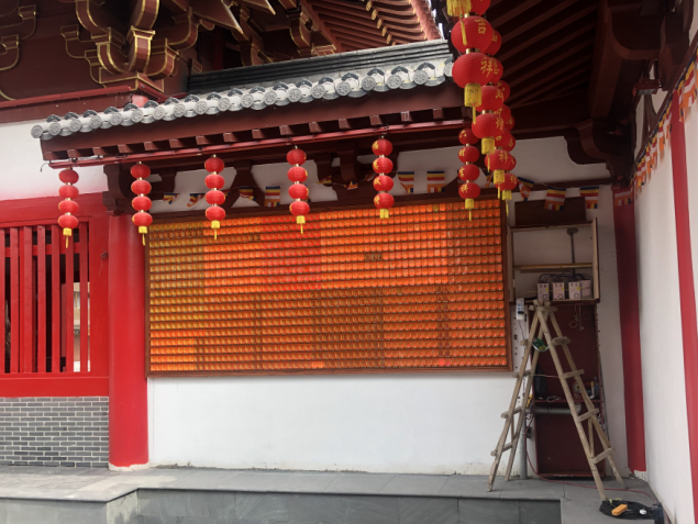 龍之夢臥龍寺萬佛墻前供奉光明心愿燈有感：禮佛在人，供燈在心